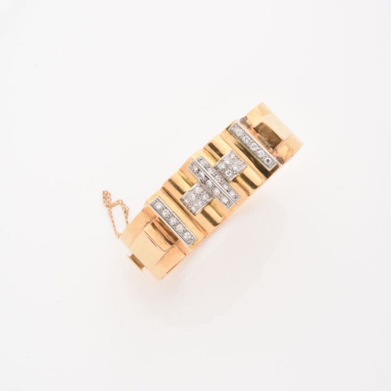 Bracelet semi-rigide ouvrant en ors (750) jaune et gris à motifs de rouleaux et…