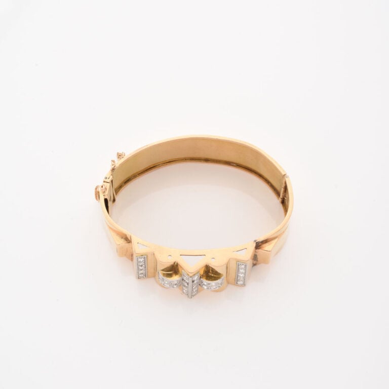 Bracelet semi-rigide ouvrant en ors (750) jaune et gris à motifs de rouleaux et…