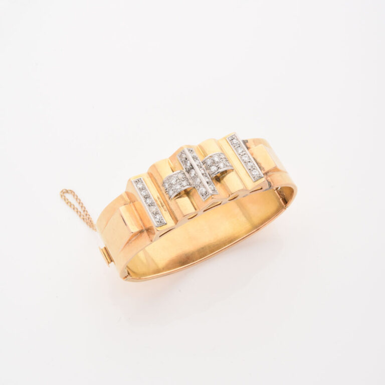 Bracelet semi-rigide ouvrant en ors (750) jaune et gris à motifs de rouleaux et…