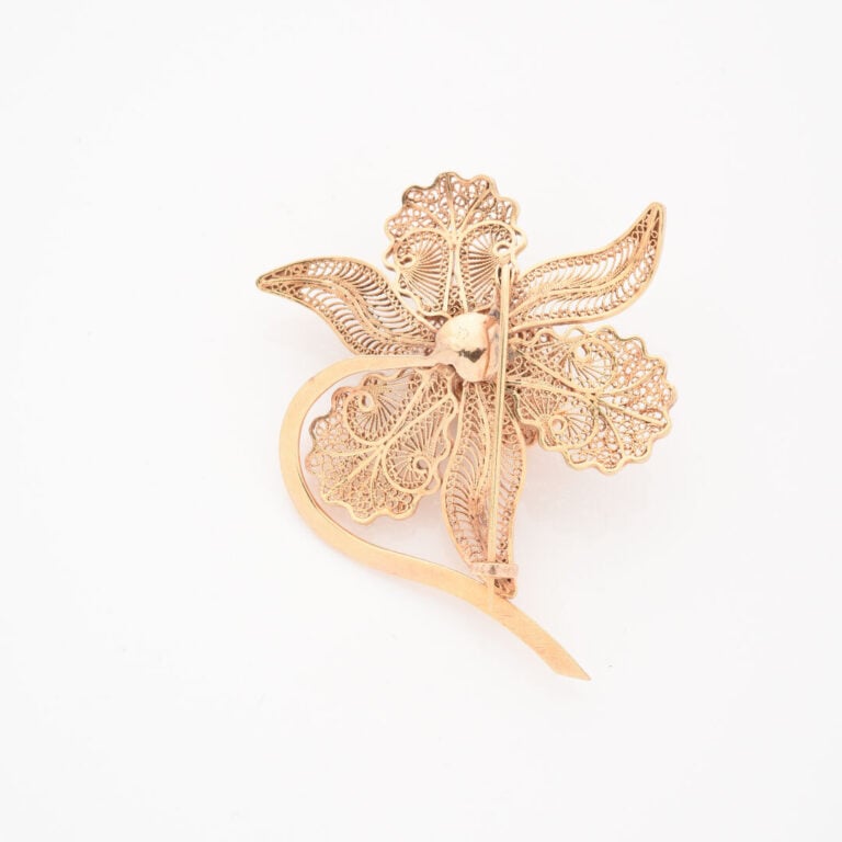 *Broche Fleur en or jaune (750) à décor filigrané - Travail du Bénin - Poids :…