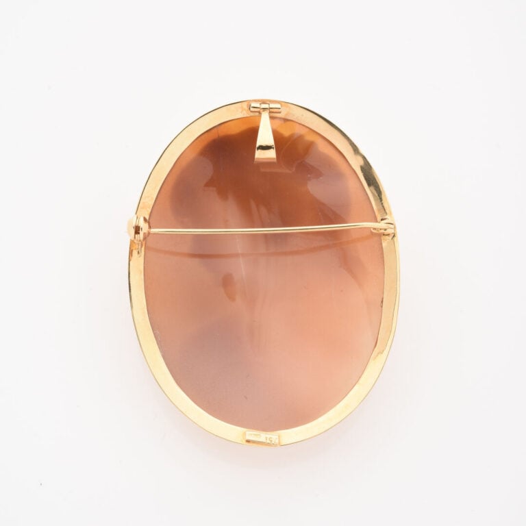 *Broche ovale pouvant former pendentif en or jaune (750) ornée d'un camée à déc…