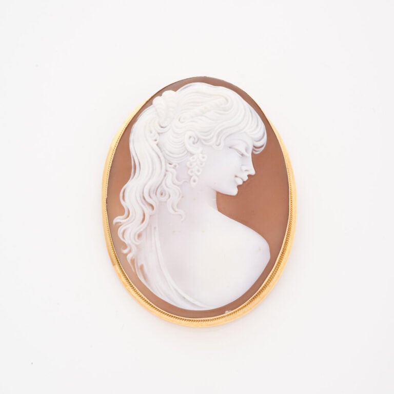 *Broche ovale pouvant former pendentif en or jaune (750) ornée d'un camée à déc…