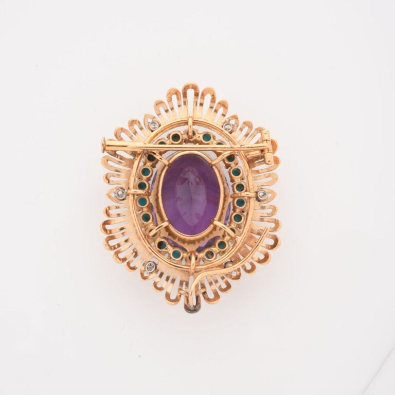 Broche pouvant former pendentif en or jaune (750) ornée d'une améthyste de tail…
