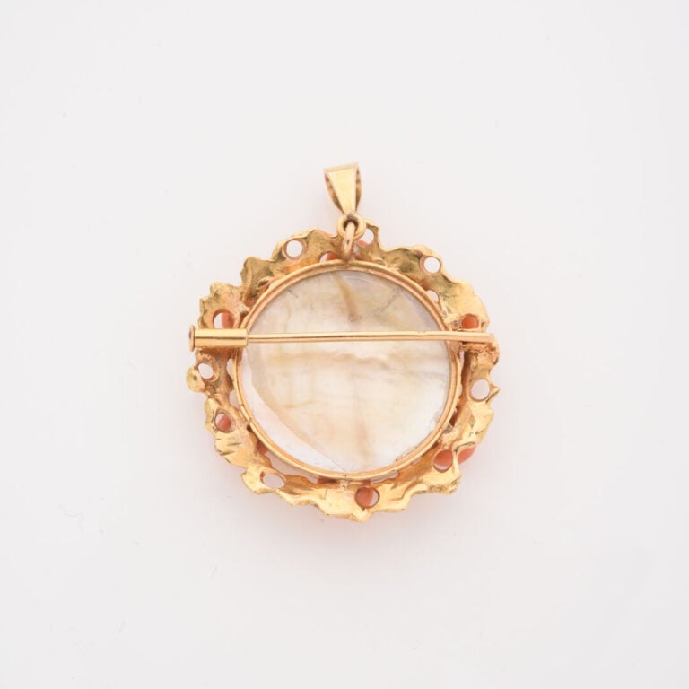 Broche ronde en or jaune (750) pouvant former pendentif ornée d'un camée représ…