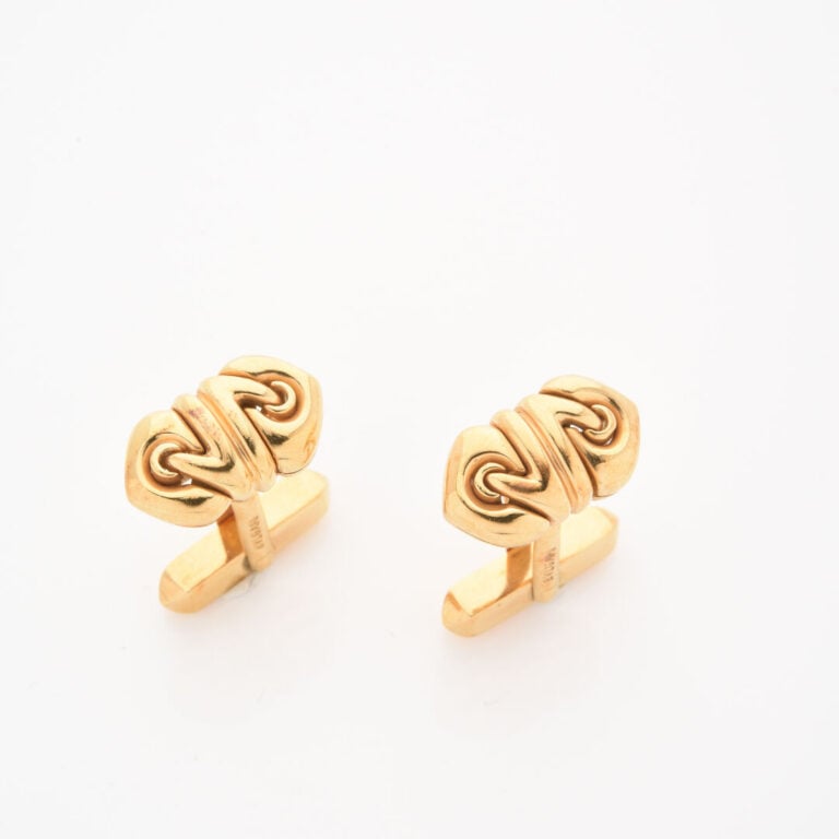 BULGARI - Paire de boutons de manchette en or jaune (750) à décor de motif styl…