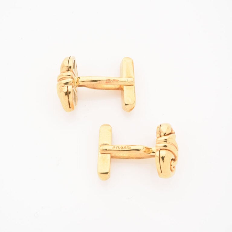 BULGARI - Paire de boutons de manchette en or jaune (750) à décor de motif styl…