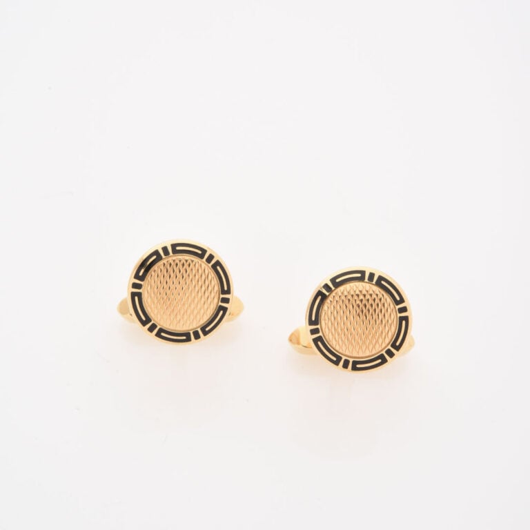 *BULGARI - Paire de boutons de manchette en or jaune (750) à décor guilloché et…