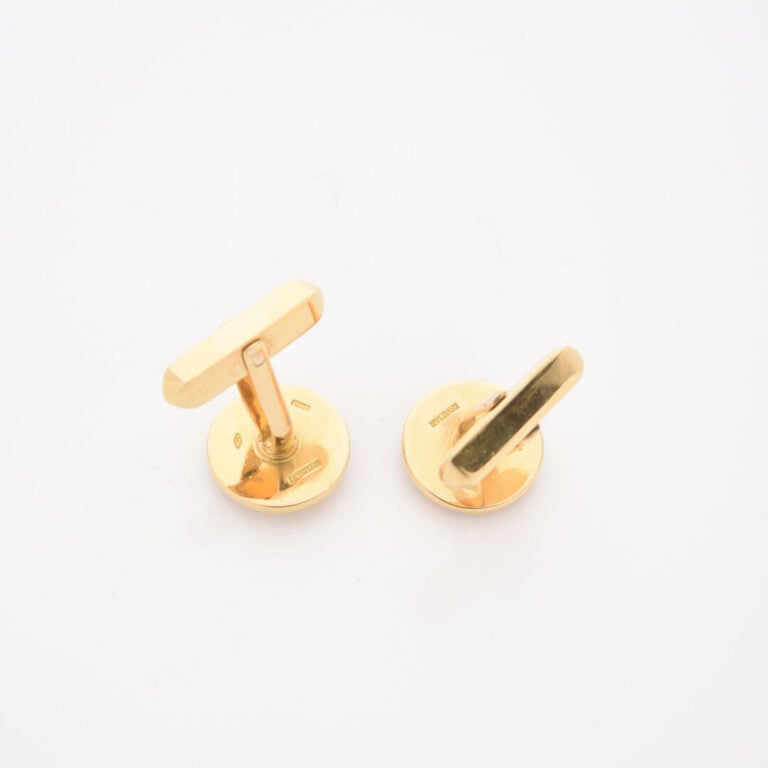 *BULGARI - Paire de boutons de manchette en or jaune (750) à décor guilloché et…