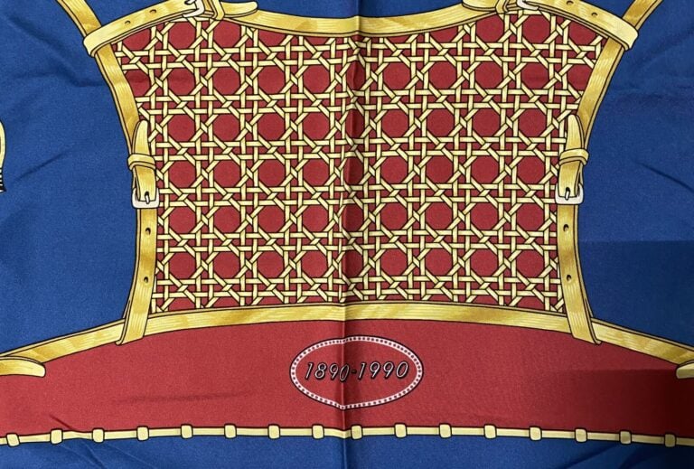Carré en soie à décor imprimé du blason de l'Automobile Club de Monaco, motifs…