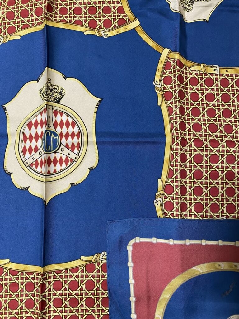 Carré en soie à décor imprimé du blason de l'Automobile Club de Monaco, motifs…