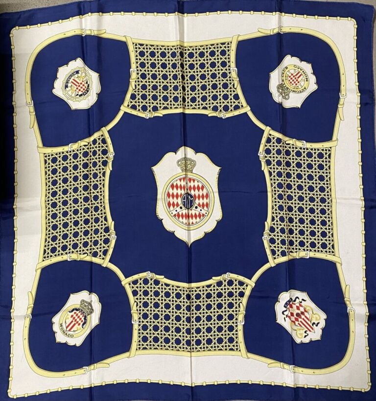 Carré en soie à décor imprimé du blason de l'Automobile Club de Monaco, motifs…