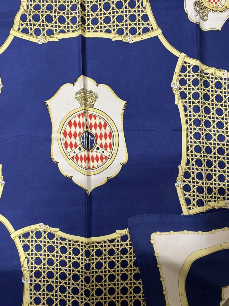 Carré en soie à décor imprimé du blason de l'Automobile Club de Monaco, motifs…