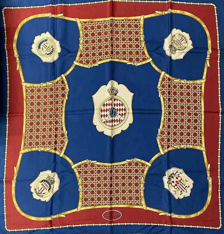 Carré en soie à décor imprimé du blason de l'Automobile Club de Monaco, motifs…