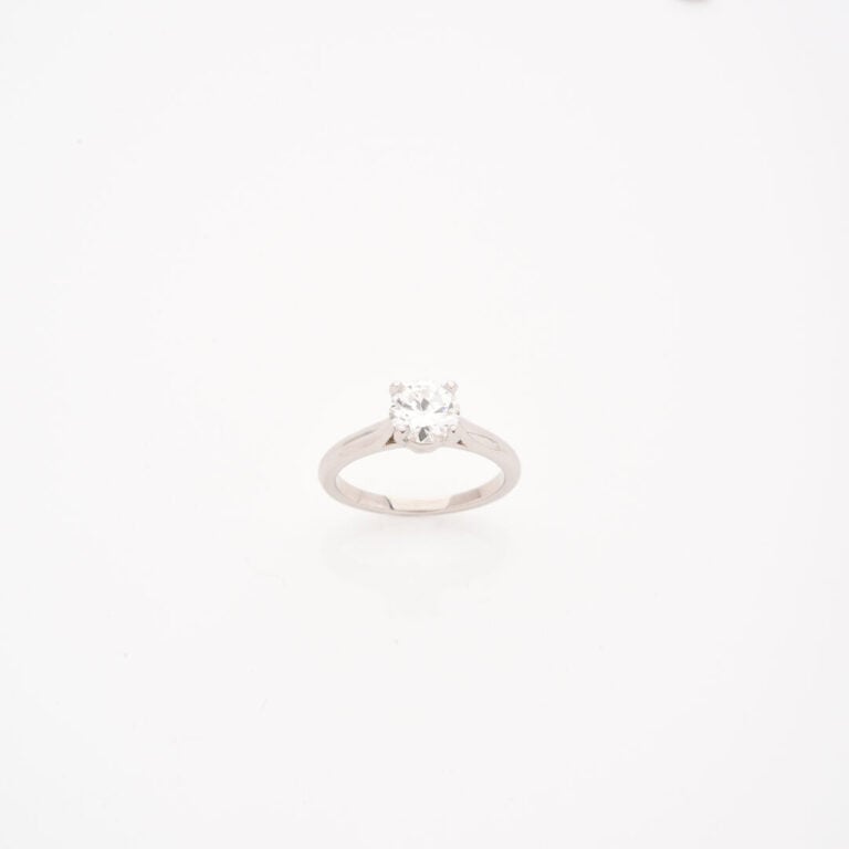 CARTIER - Bague solitaire en platine (850) ornée d'un diamant taille brillant e…