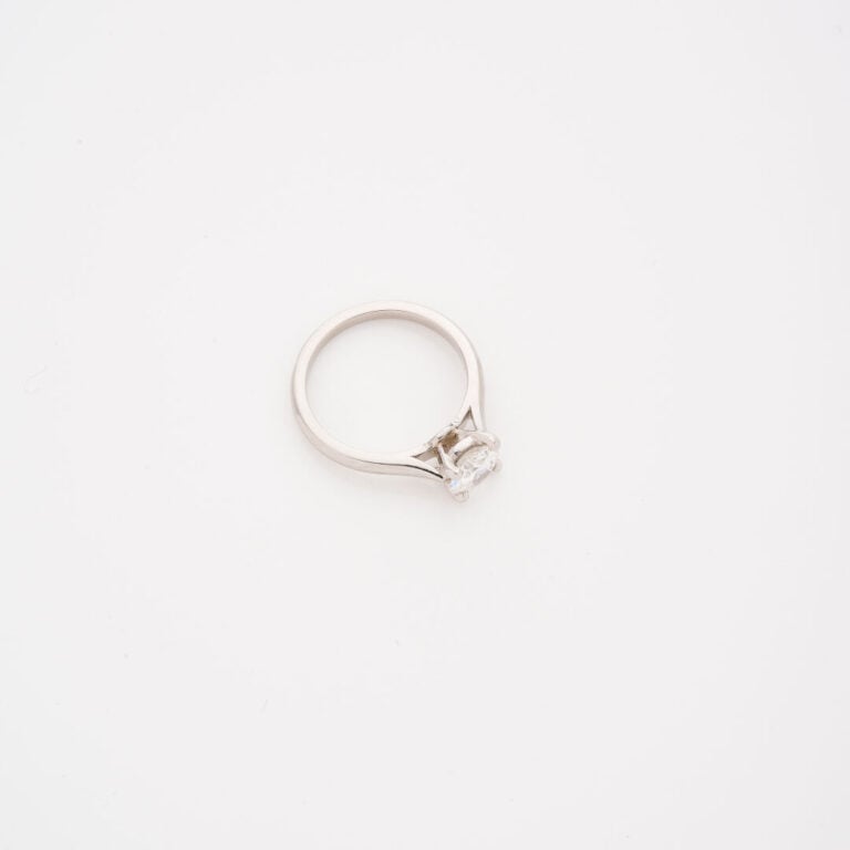 CARTIER - Bague solitaire en platine (850) ornée d'un diamant taille brillant e…