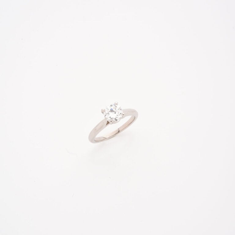 CARTIER - Bague solitaire en platine (850) ornée d'un diamant taille brillant e…