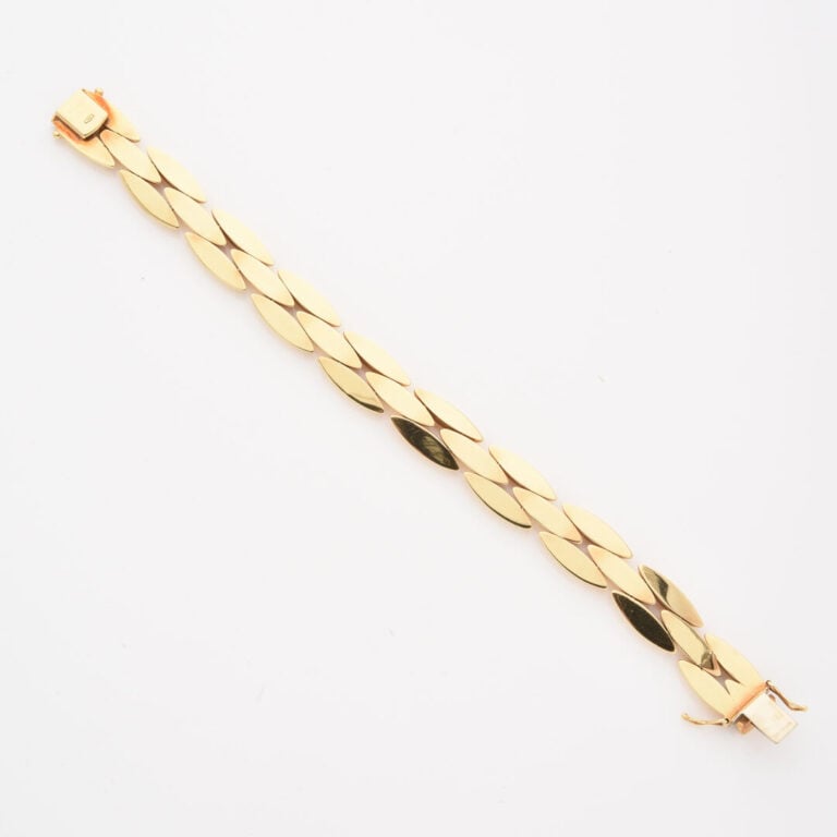 CARTIER - Bracelet articulé modèle Gentiane en or jaune (750) formé de trois ra…
