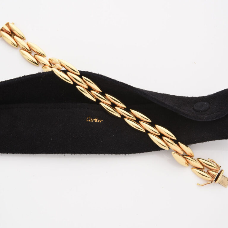 CARTIER - Bracelet articulé modèle Gentiane en or jaune (750) formé de trois ra…
