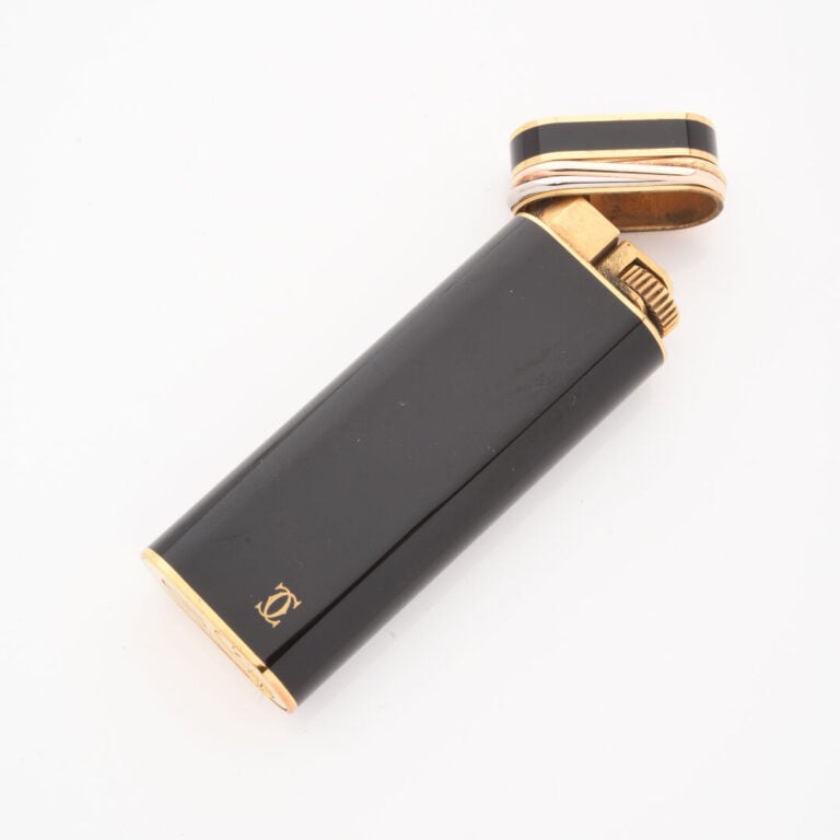 CARTIER - Briquet modèle Trinity en métal doré laqué noir - Signé et numéroté 8…