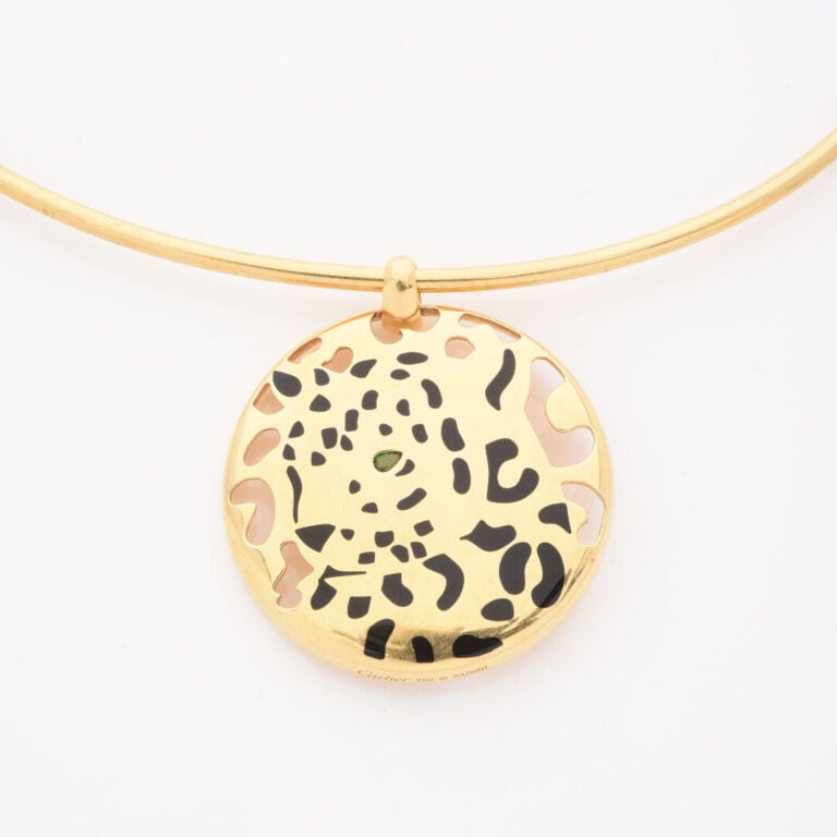 CARTIER - Collier rigide en or jaune (750) retenant un pendentif médaillon ajou…