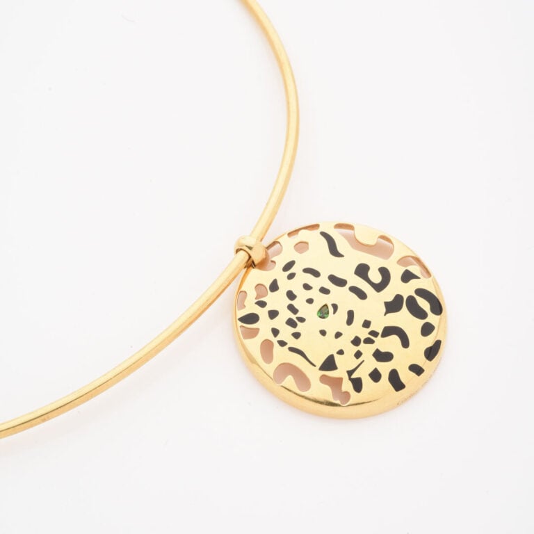 CARTIER - Collier rigide en or jaune (750) retenant un pendentif médaillon ajou…
