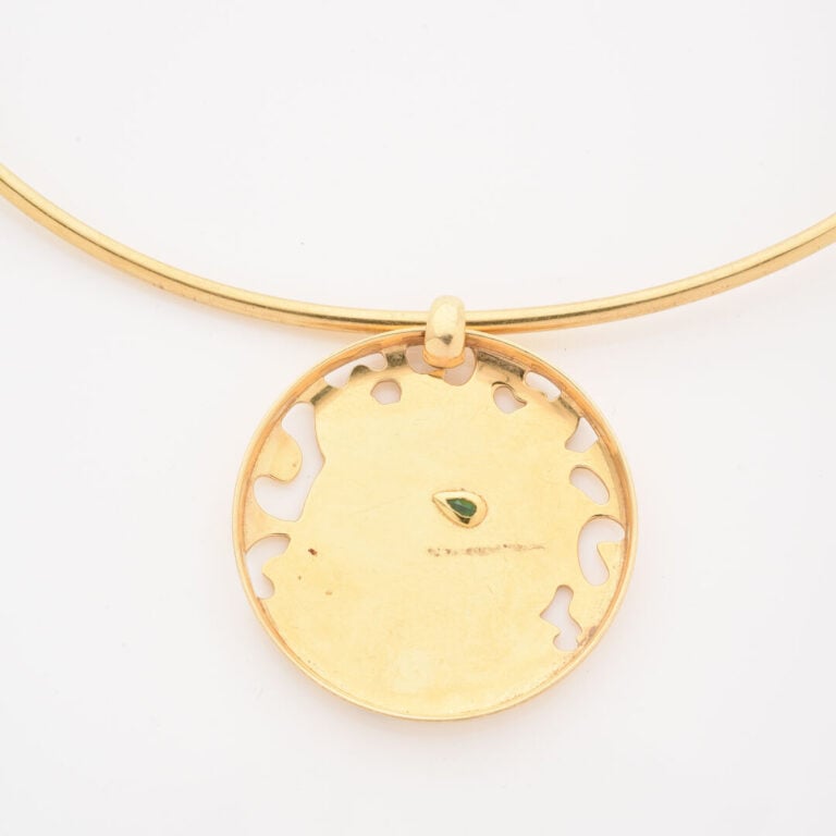 CARTIER - Collier rigide en or jaune (750) retenant un pendentif médaillon ajou…
