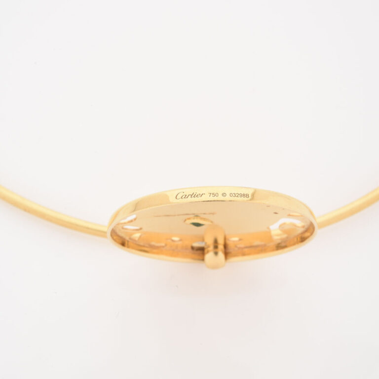 CARTIER - Collier rigide en or jaune (750) retenant un pendentif médaillon ajou…