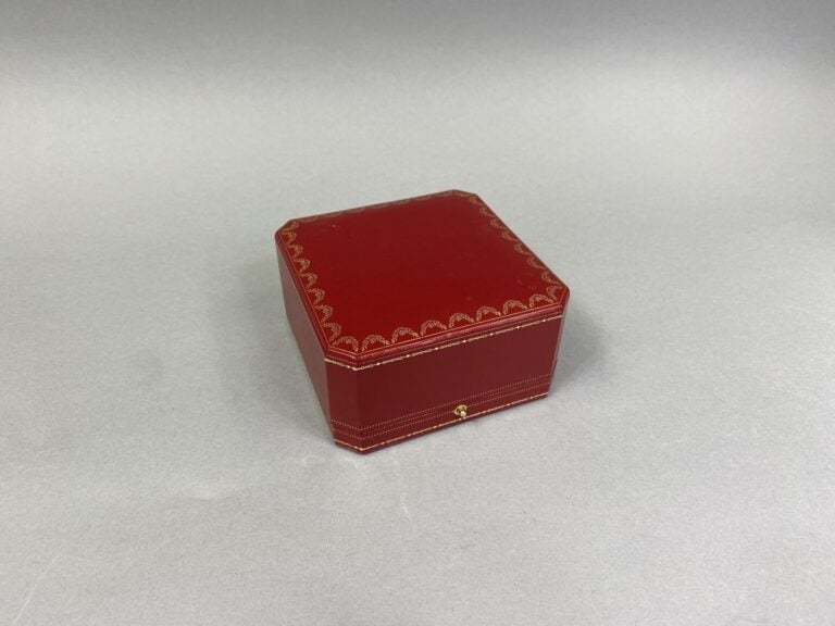 CARTIER - Ecrin de présentation rouge pour un bracelet - 12 x 12 x 6 cm - (très…