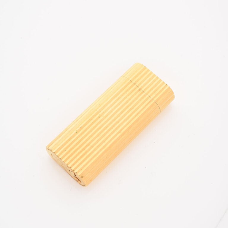 CARTIER Paris - Briquet en métal doré à décor rainuré - Signé et numéroté 89609…