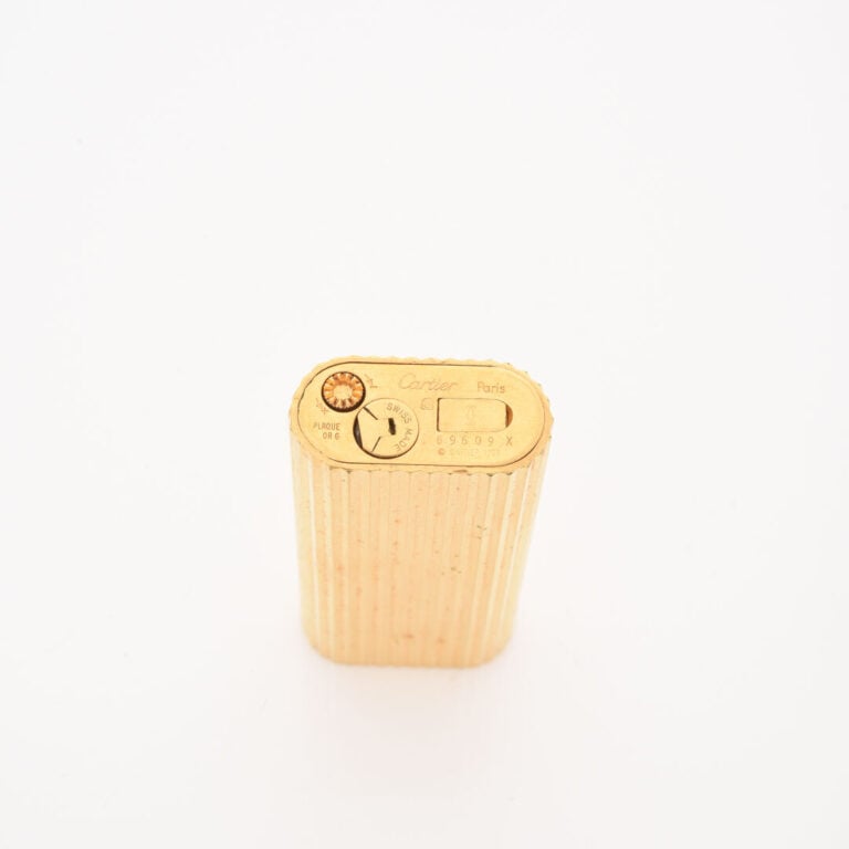 CARTIER Paris - Briquet en métal doré à décor rainuré - Signé et numéroté 89609…