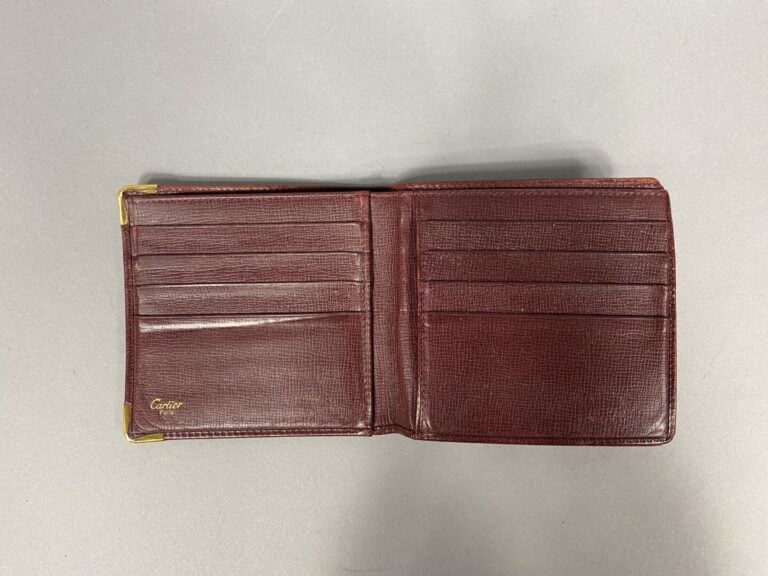 CARTIER - Portes-cartes huit compartiments en cuir bordeaux - 11 x 10 cm - État…