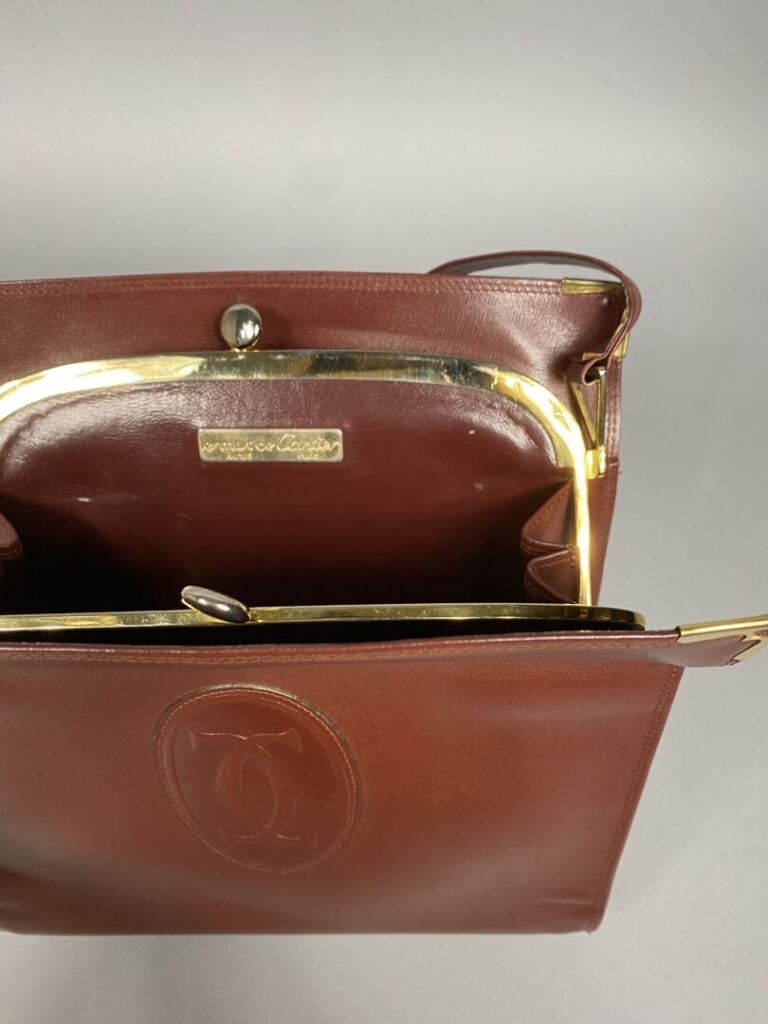 CARTIER - Sac « Belle époque » en cuir lisse bordeaux orné du sigle de la maiso…