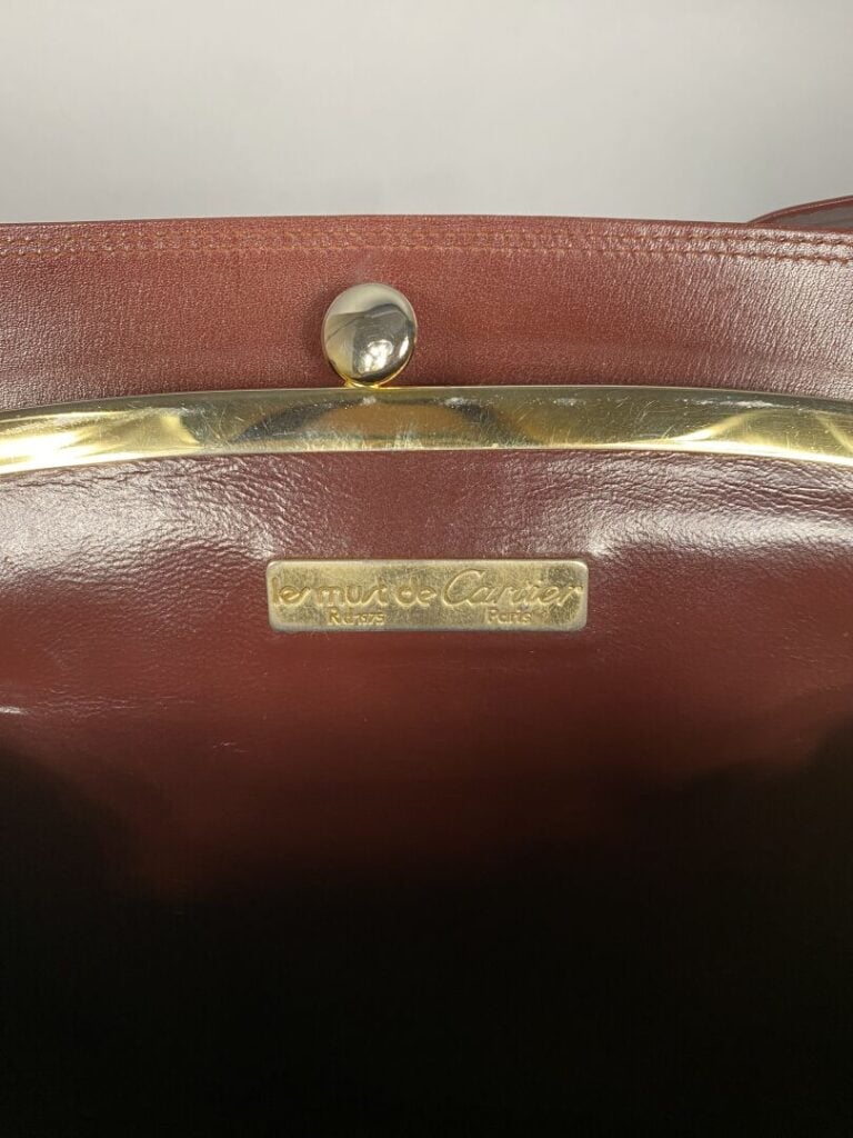 CARTIER - Sac « Belle époque » en cuir lisse bordeaux orné du sigle de la maiso…