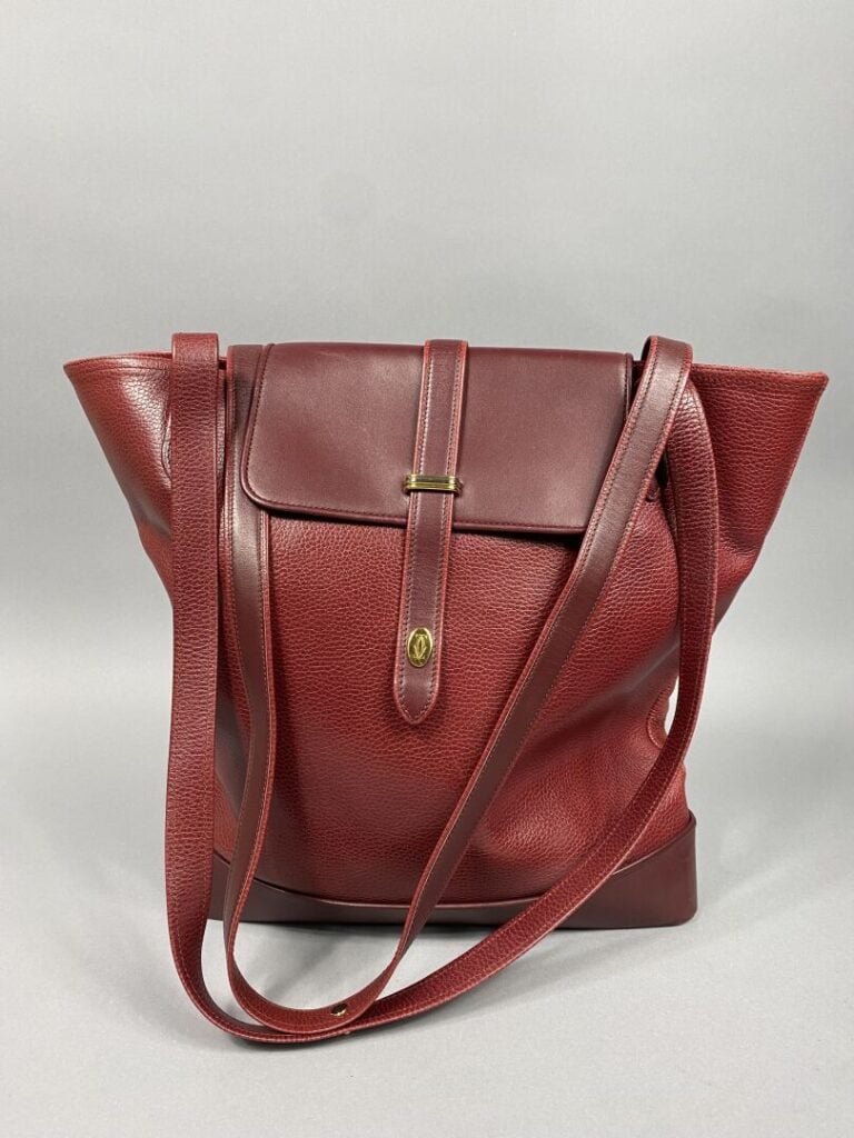 CARTIER - Sac cabas « Trinity » en cuir grainé bordeaux, rabat et fond en cuir…