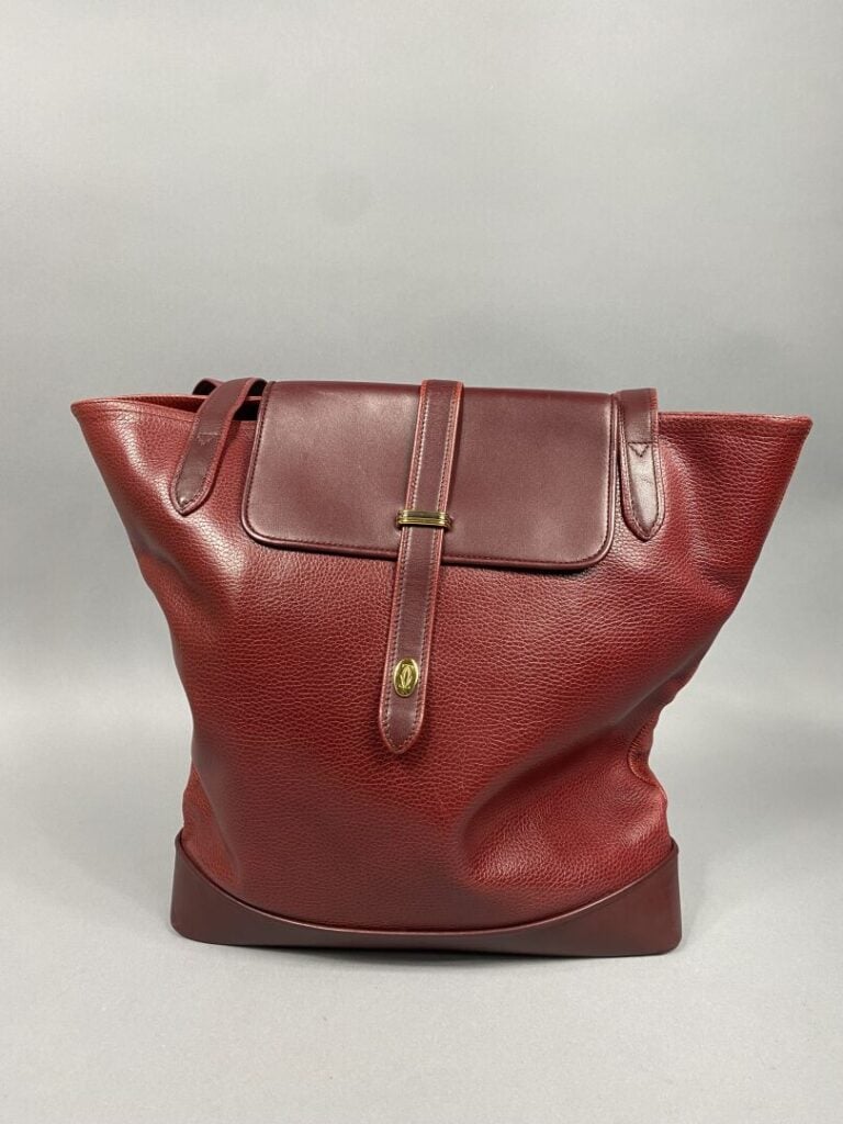 CARTIER - Sac cabas « Trinity » en cuir grainé bordeaux, rabat et fond en cuir…