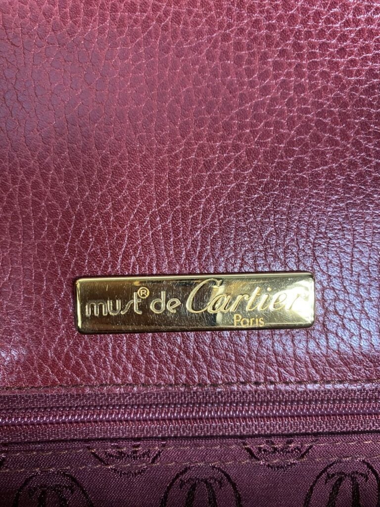 CARTIER - Sac cabas « Trinity » en cuir grainé bordeaux, rabat et fond en cuir…
