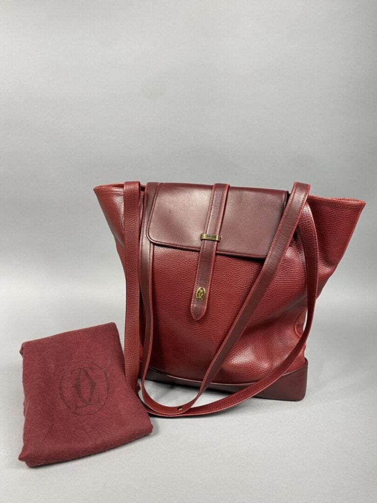 CARTIER - Sac cabas « Trinity » en cuir grainé bordeaux, rabat et fond en cuir…