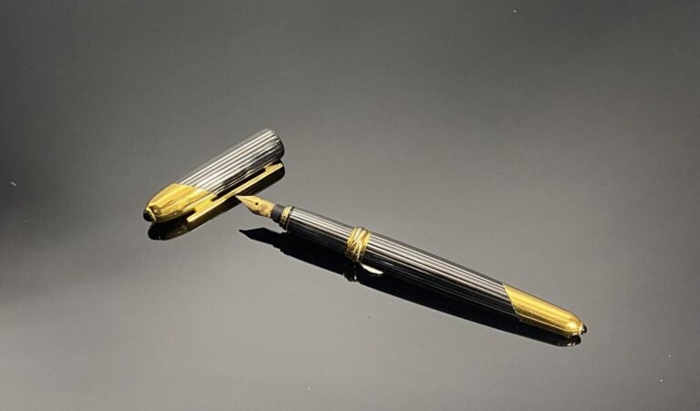 CARTIER - Stylo plume "Cougar" en titane rainuré et métal doré, plume en or (75…