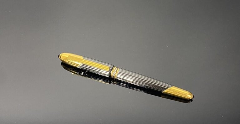 CARTIER - Stylo plume "Cougar" en titane rainuré et métal doré, plume en or (75…
