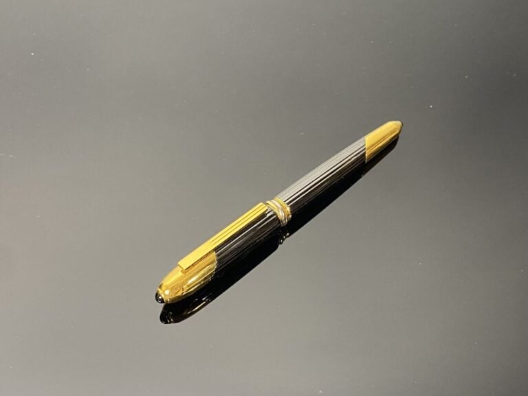 CARTIER - Stylo plume "Cougar" en titane rainuré et métal doré, plume en or (75…