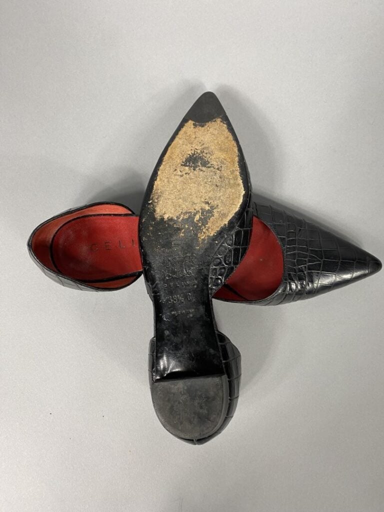 CELINE - Ballerines en cuir noir façon reptile. - Pointure 38,5C - Très bon éta…