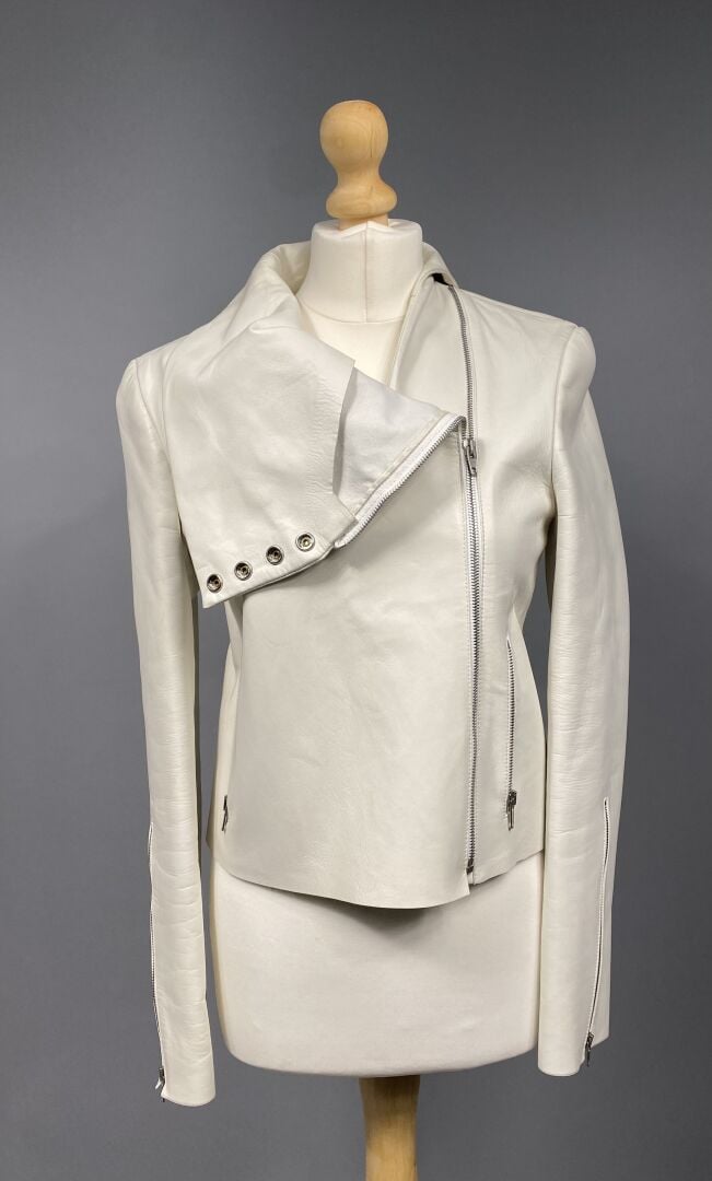 CELINE - Veste en cuir d'agneau ivoire à grand col, fermeture zippée et boutons…