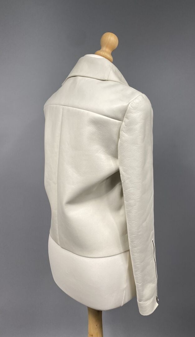 CELINE - Veste en cuir d'agneau ivoire à grand col, fermeture zippée et boutons…