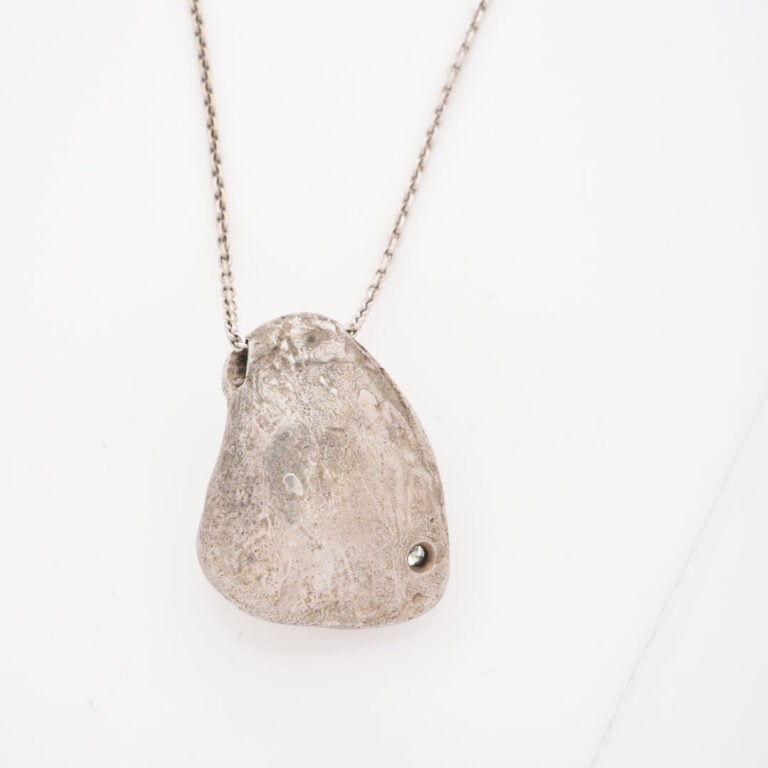 Chaîne en or gris (750) à maille forçat limée ornée d'un pendentif en argent (9…