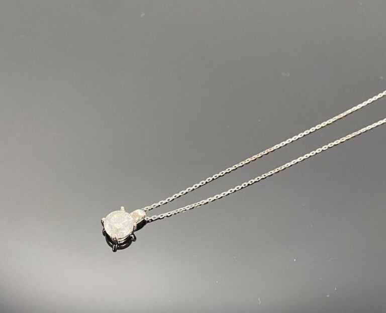 Chaîne en or gris (750) à maille forçat limée retenant un pendentif orné d'un d…
