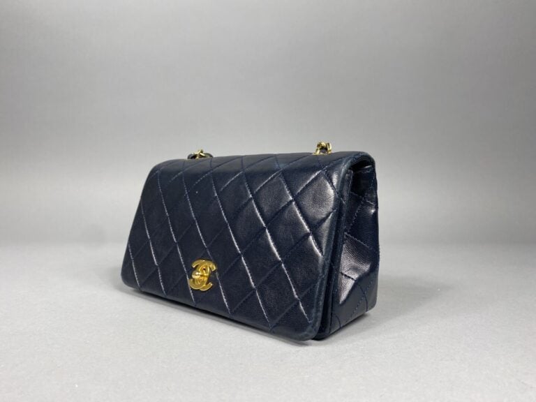 CHANEL - Année 1989/91 - Petit sac classique à rabat en cuir marine, attributs…