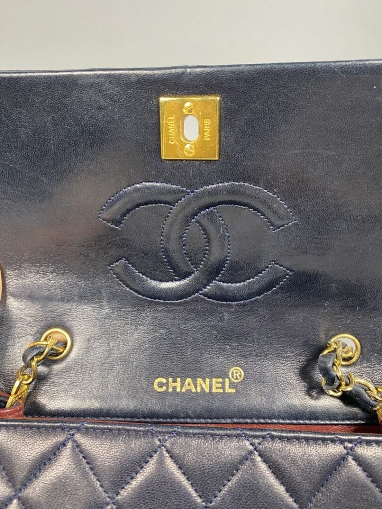 CHANEL - Année 1989/91 - Petit sac classique à rabat en cuir marine, attributs…