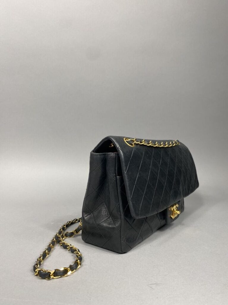 CHANEL - Années 1989/91 - Sac « Classique » à rabat en cuir noir, double chaîne…