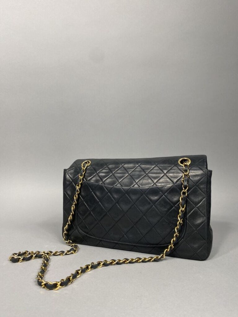 CHANEL - Années 1989/91 - Sac « Classique » à rabat en cuir noir, double chaîne…