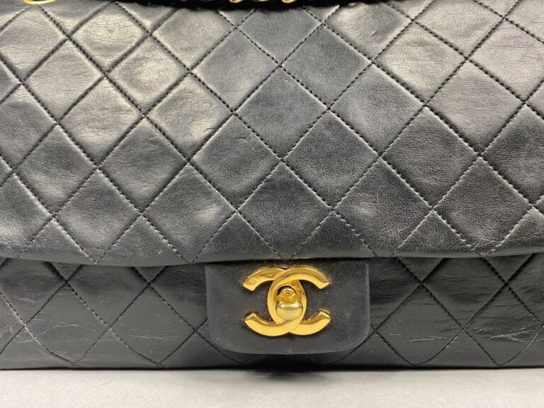 CHANEL - Années 1989/91 - Sac « Classique » à rabat en cuir noir, double chaîne…